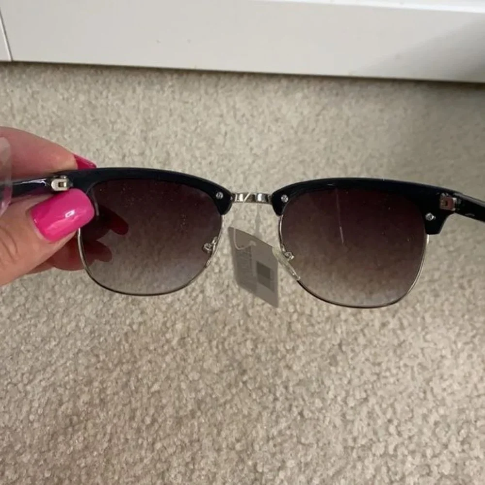 Fashion Wayfarer Style Sunglasses - Picture 2 of 4